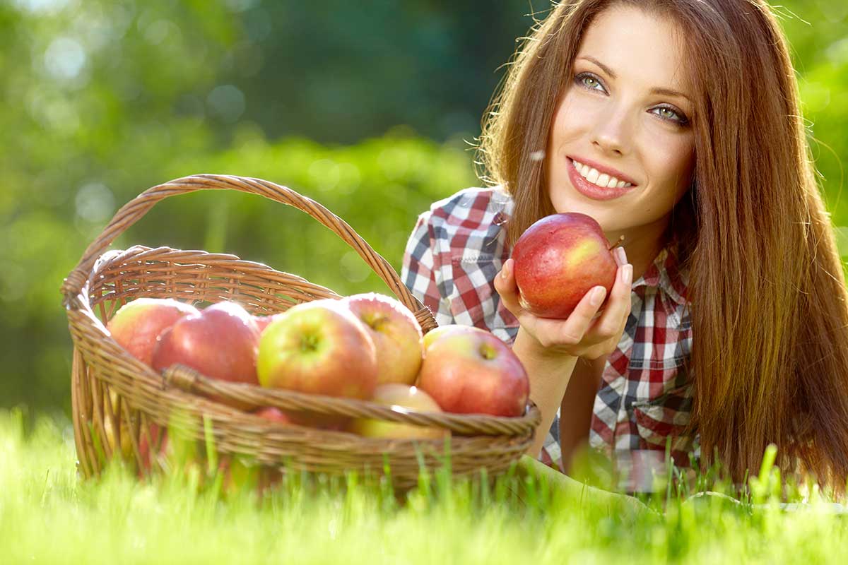 Cambia la stagione, cadono i capelli: cause e soluzione naturale